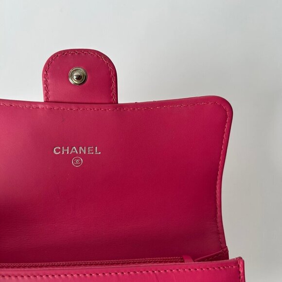 CHANEL QUILTED PATENT LEATHER FLAP ZIP CLASSIC WALLET FUSCHIA CC LOGO - Picture 8 of 11